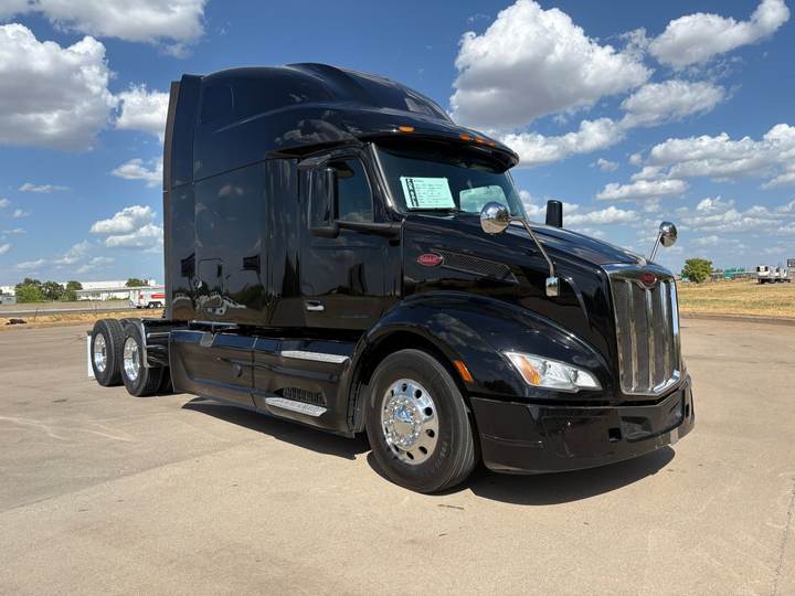 2022 Peterbilt 579 80" Raised Roof Sleeper, exterior photo 1