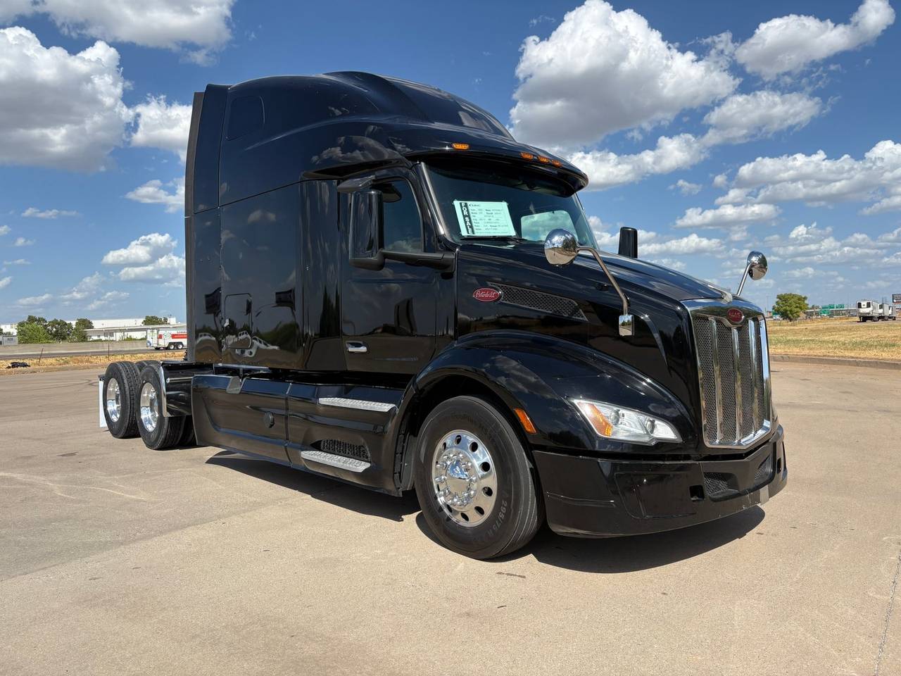 2022 Peterbilt 579 80" Raised Roof Sleeper, exterior photo 1