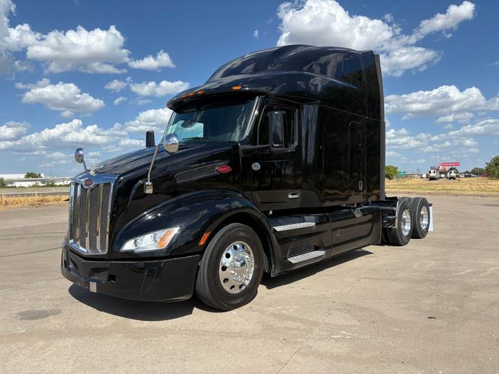 2022 Peterbilt 579 80" Raised Roof Sleeper, exterior photo 2