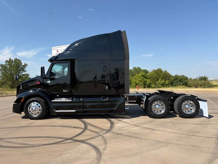 2022 Peterbilt 579 80" Raised Roof Sleeper, exterior photo 3