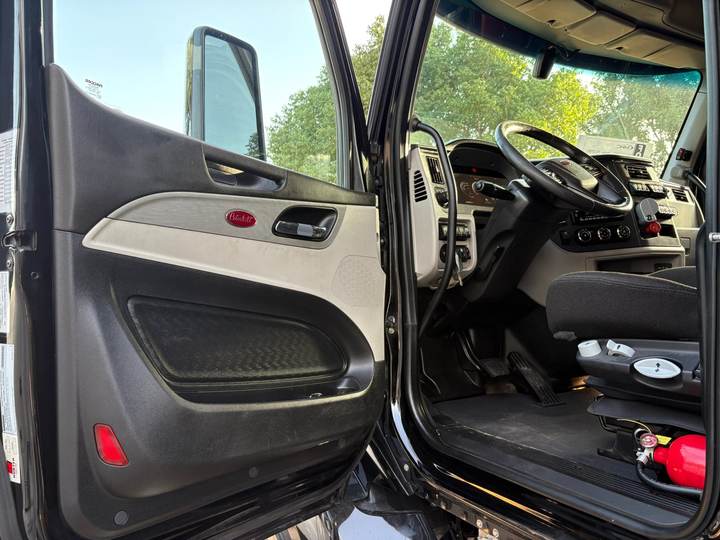 2022 Peterbilt 579 80" Raised Roof Sleeper, interior photo 4