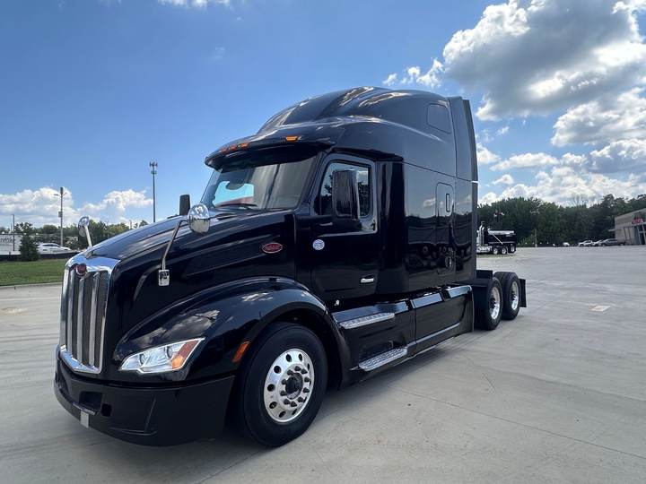 2022 Peterbilt 579 80" Raised Roof Sleeper, exterior photo 1