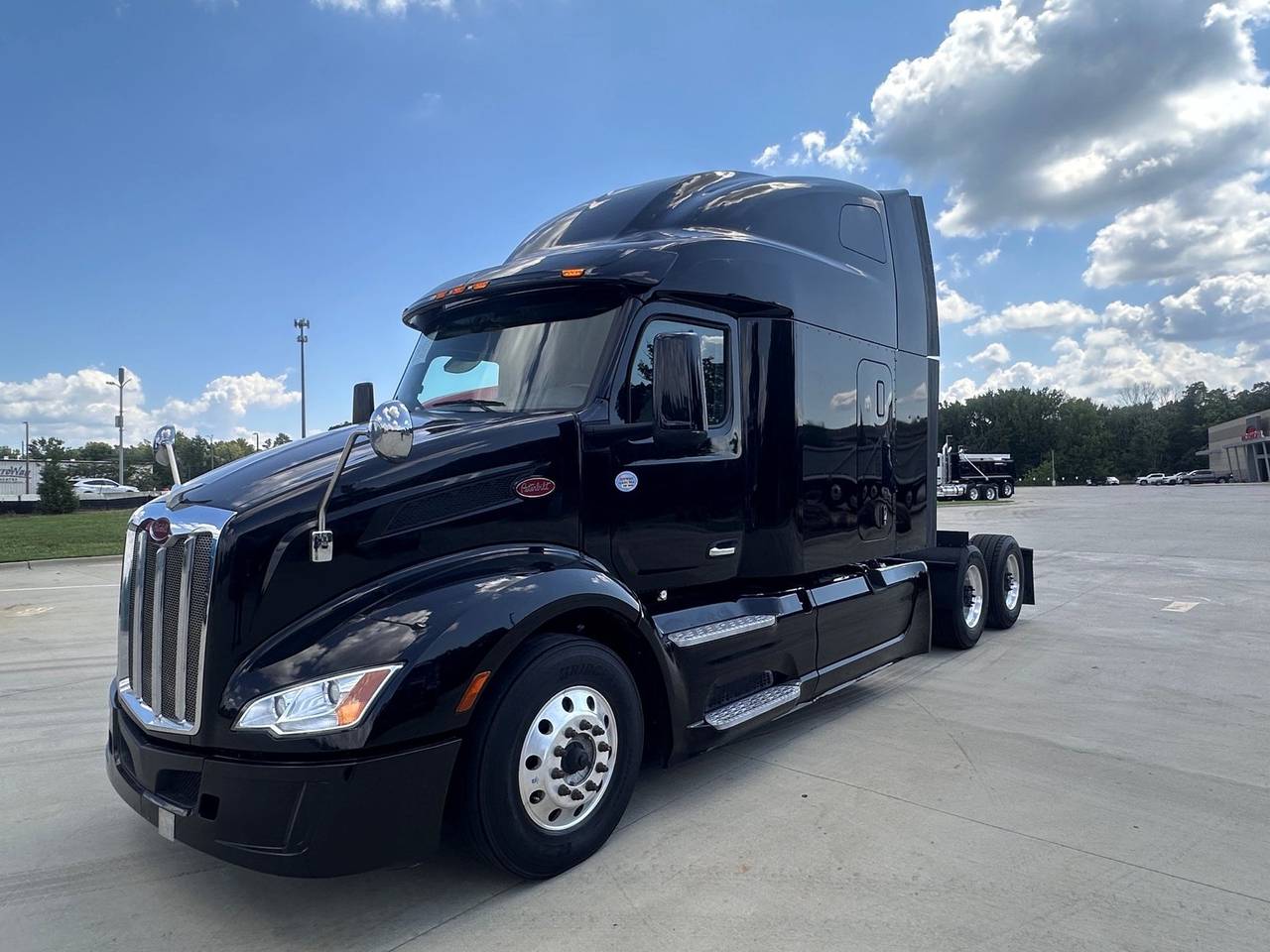 2022 Peterbilt 579 80" Raised Roof Sleeper, exterior photo 1