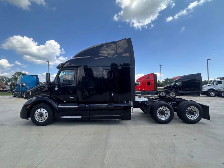 2022 Peterbilt 579 80" Raised Roof Sleeper, exterior photo 2