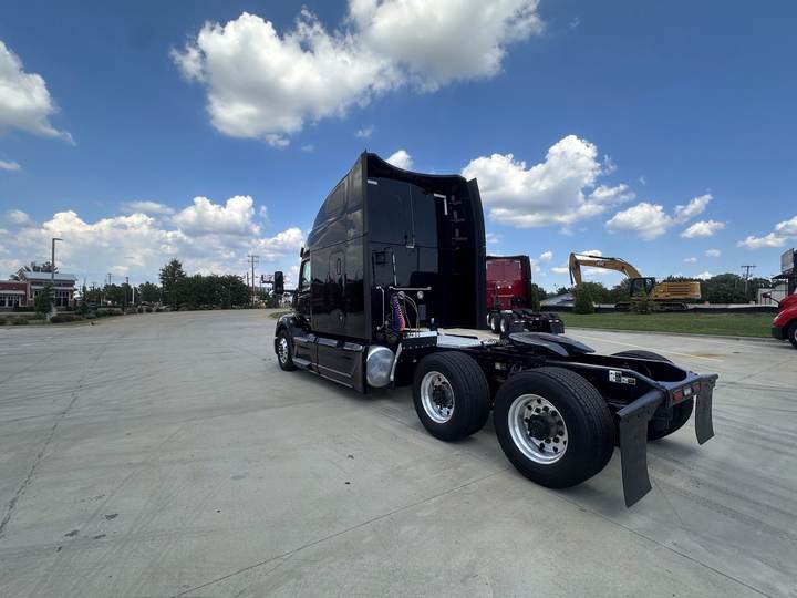 2022 Peterbilt 579 80" Raised Roof Sleeper, exterior photo 3