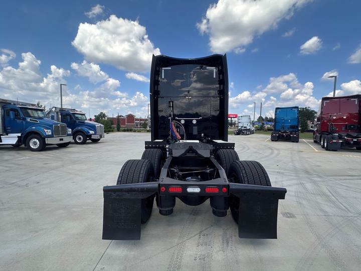 2022 Peterbilt 579 80" Raised Roof Sleeper, exterior photo 4