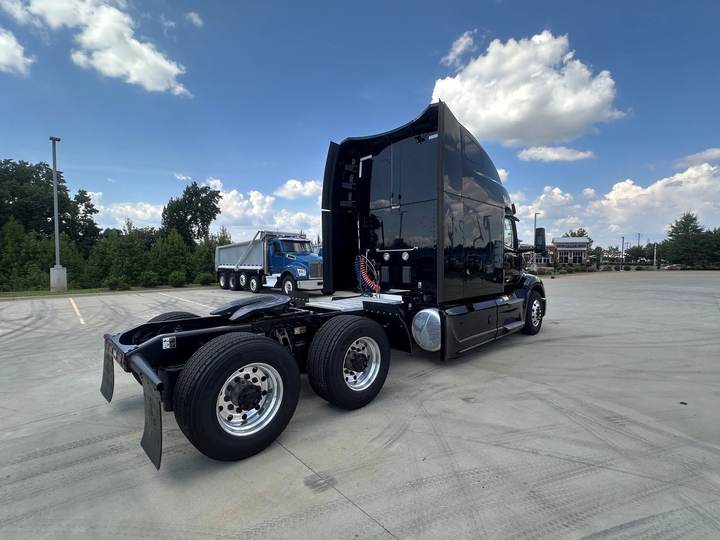 2022 Peterbilt 579 80" Raised Roof Sleeper, exterior photo 5