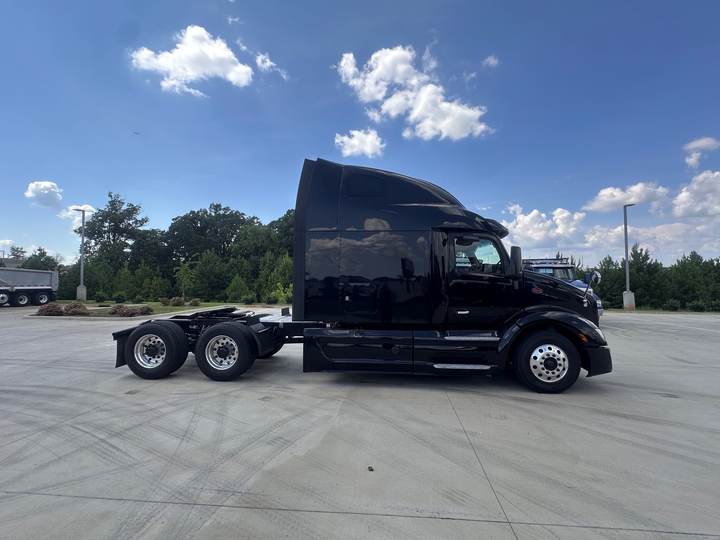 2022 Peterbilt 579 80" Raised Roof Sleeper, exterior photo 6