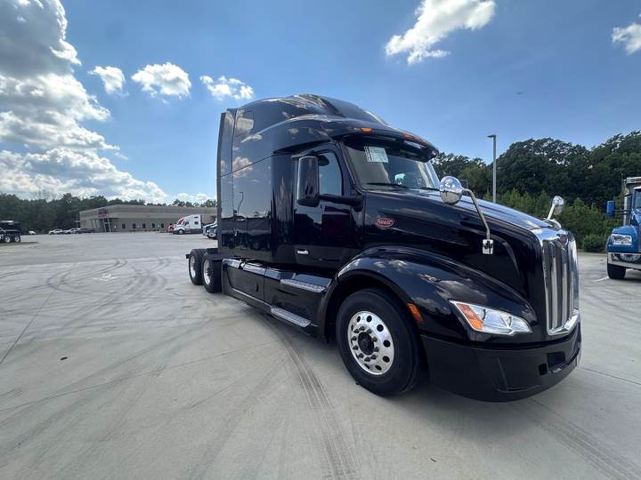 2022 Peterbilt 579 80" Raised Roof Sleeper, exterior photo 7