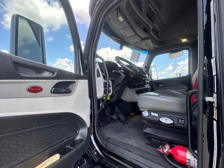 2022 Peterbilt 579 80" Raised Roof Sleeper, interior photo 8