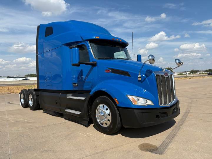2022 Peterbilt 579 80" Raised Roof Sleeper, exterior photo 1