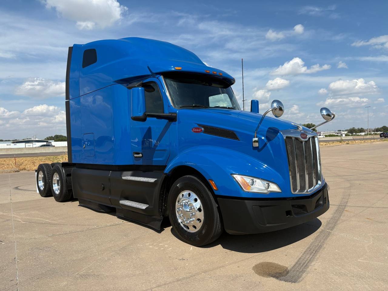 2022 Peterbilt 579 80" Raised Roof Sleeper, exterior photo 1