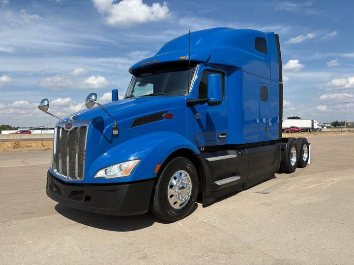 2022 Peterbilt 579 80" Raised Roof Sleeper, exterior photo 2