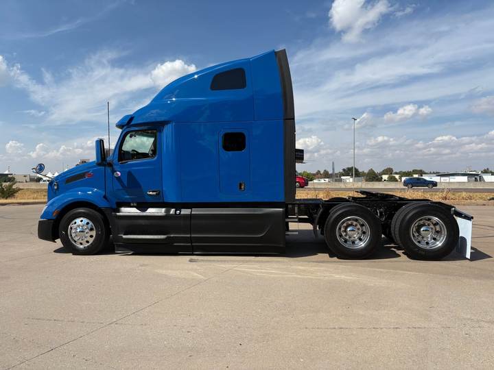 2022 Peterbilt 579 80" Raised Roof Sleeper, exterior photo 3