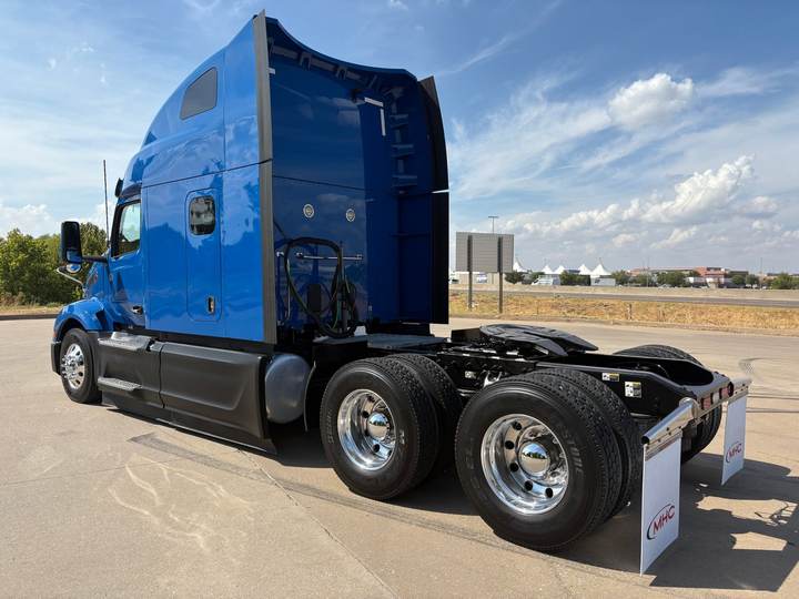 2022 Peterbilt 579 80" Raised Roof Sleeper, exterior photo 4