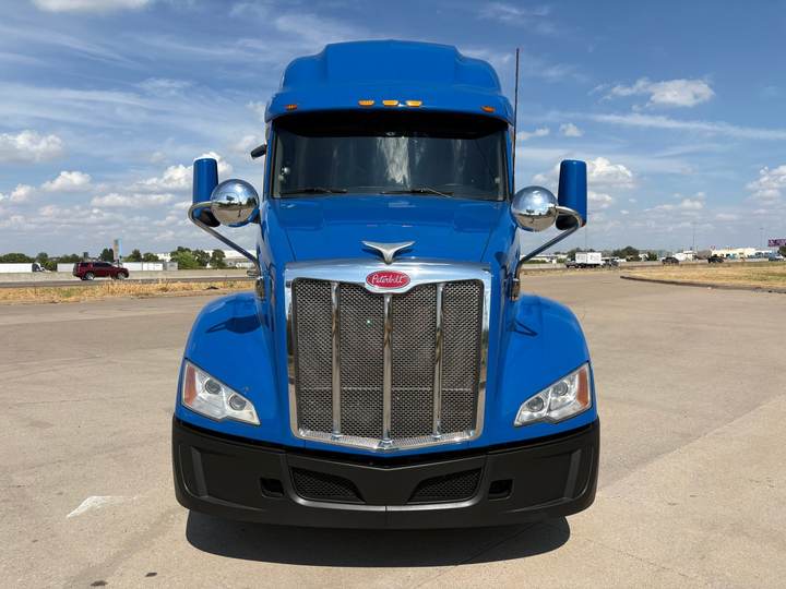 2022 Peterbilt 579 80" Raised Roof Sleeper, exterior photo 5