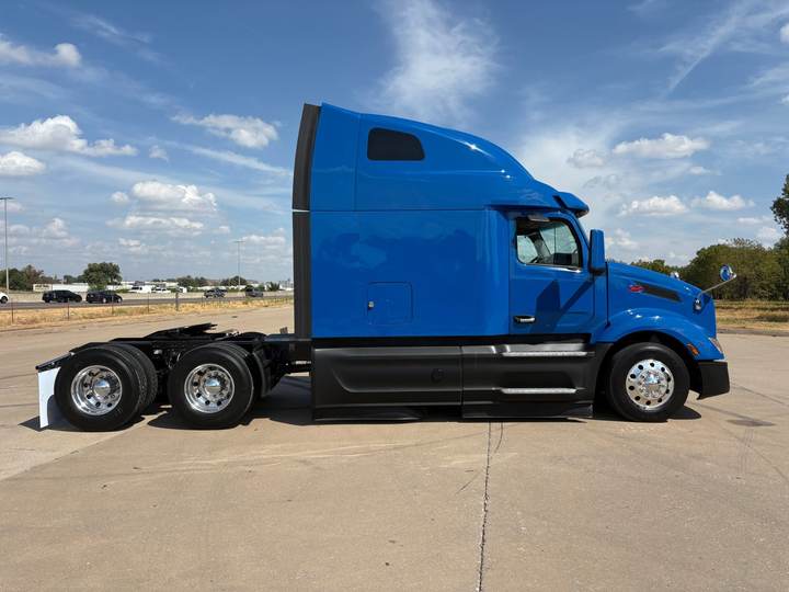 2022 Peterbilt 579 80" Raised Roof Sleeper, exterior photo 6