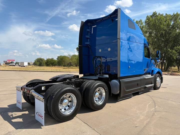2022 Peterbilt 579 80" Raised Roof Sleeper, exterior photo 7