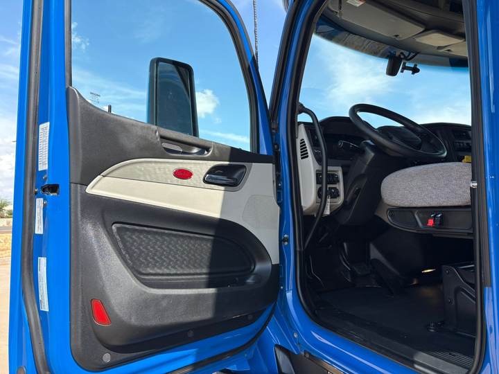 2022 Peterbilt 579 80" Raised Roof Sleeper, interior photo 8