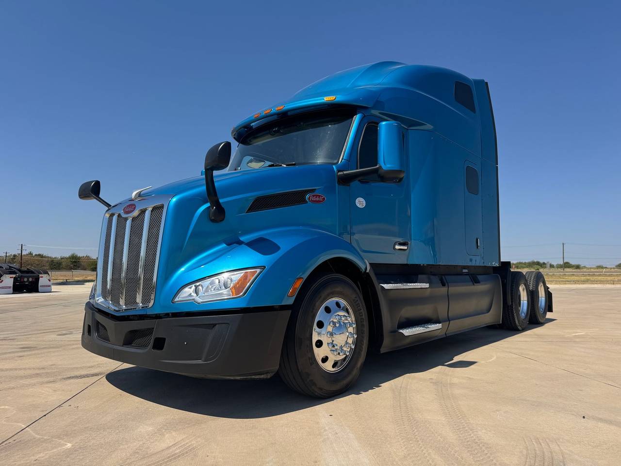 2022 Peterbilt 579 80" Raised Roof Sleeper, exterior photo 1