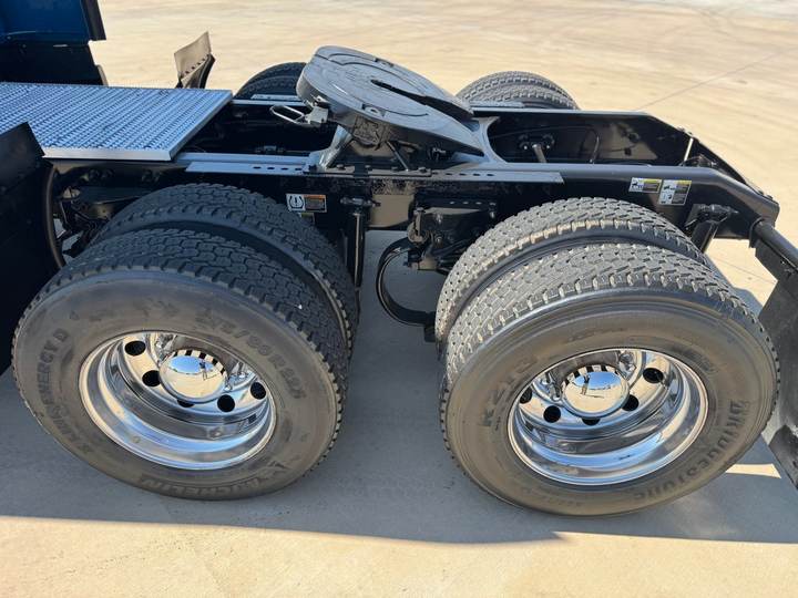 2022 Peterbilt 579 80" Raised Roof Sleeper, exterior photo 2