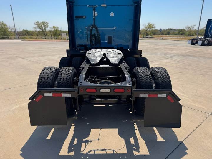 2022 Peterbilt 579 80" Raised Roof Sleeper, exterior photo 3