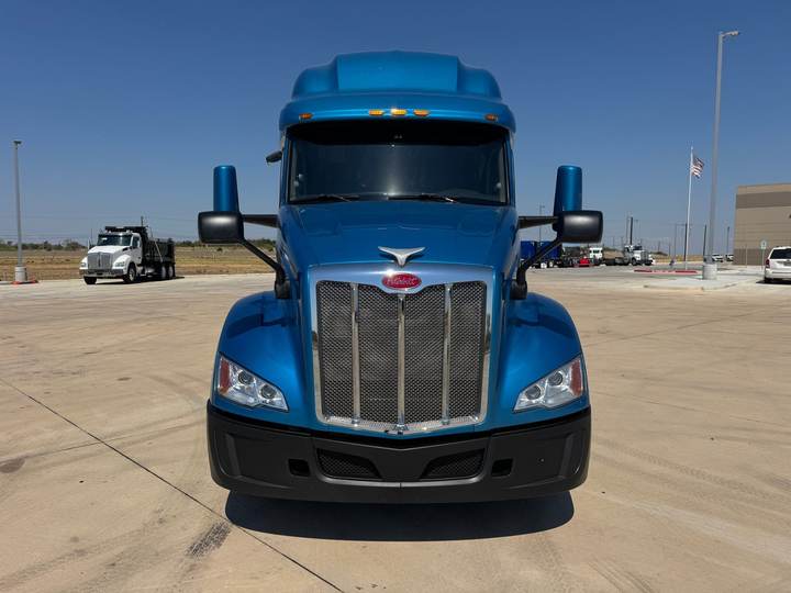 2022 Peterbilt 579 80" Raised Roof Sleeper, exterior photo 4