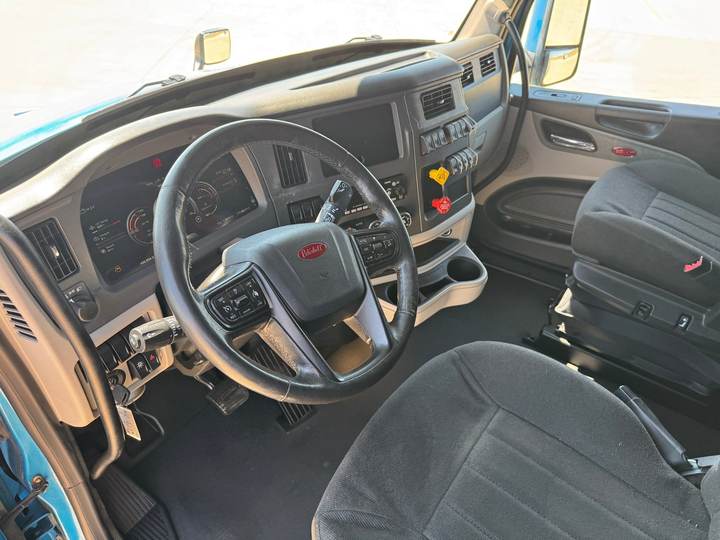2022 Peterbilt 579 80" Raised Roof Sleeper, interior photo 7