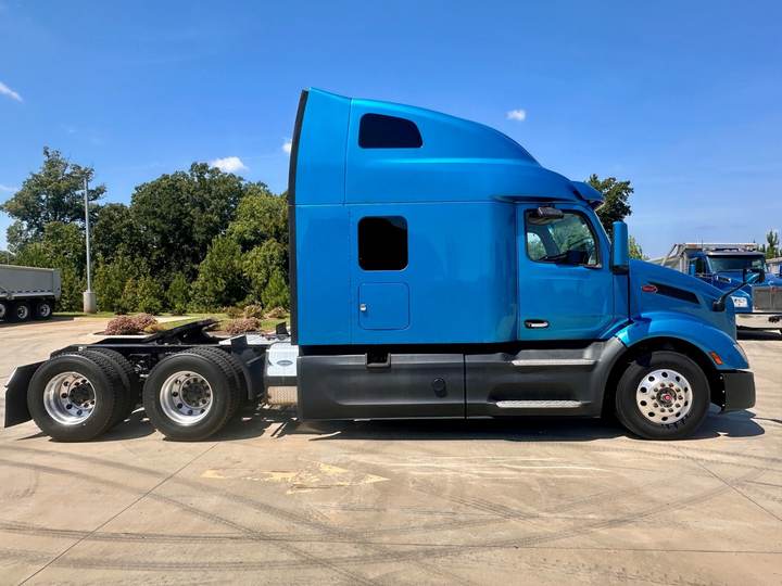 2022 Peterbilt 579 80" Raised Roof Sleeper, exterior photo 2