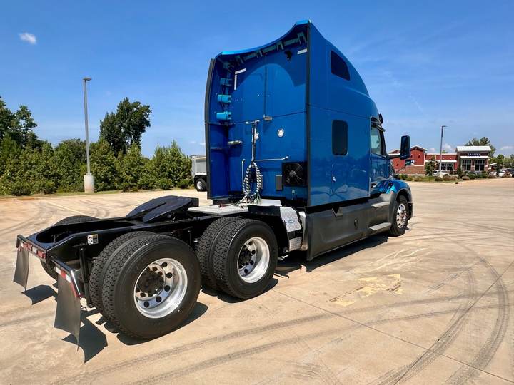 2022 Peterbilt 579 80" Raised Roof Sleeper, exterior photo 3