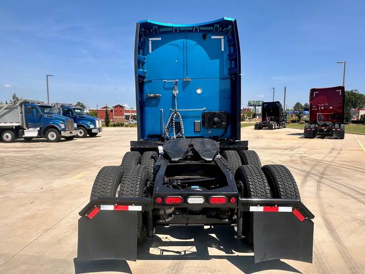 2022 Peterbilt 579 80" Raised Roof Sleeper, exterior photo 4