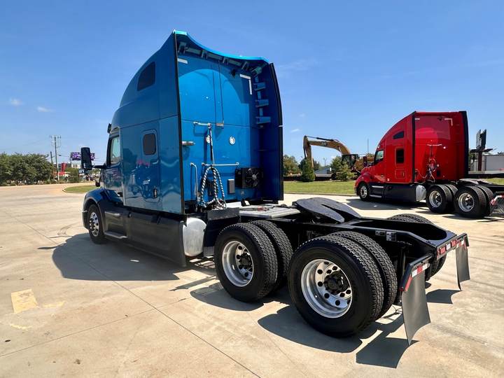 2022 Peterbilt 579 80" Raised Roof Sleeper, exterior photo 5