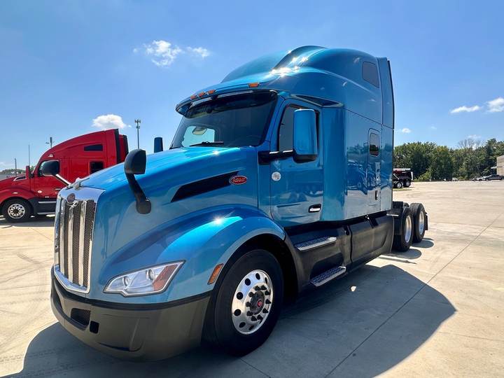 2022 Peterbilt 579 80" Raised Roof Sleeper, exterior photo 7