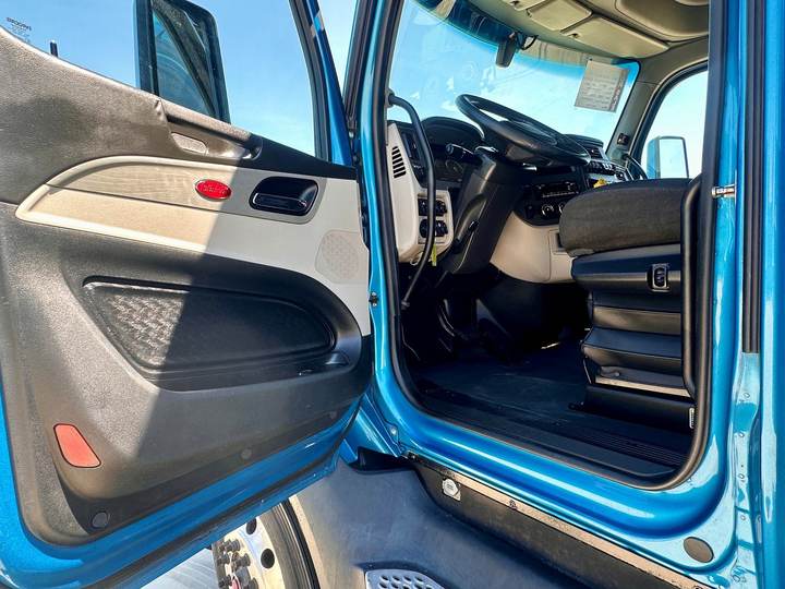 2022 Peterbilt 579 80" Raised Roof Sleeper, interior photo 8