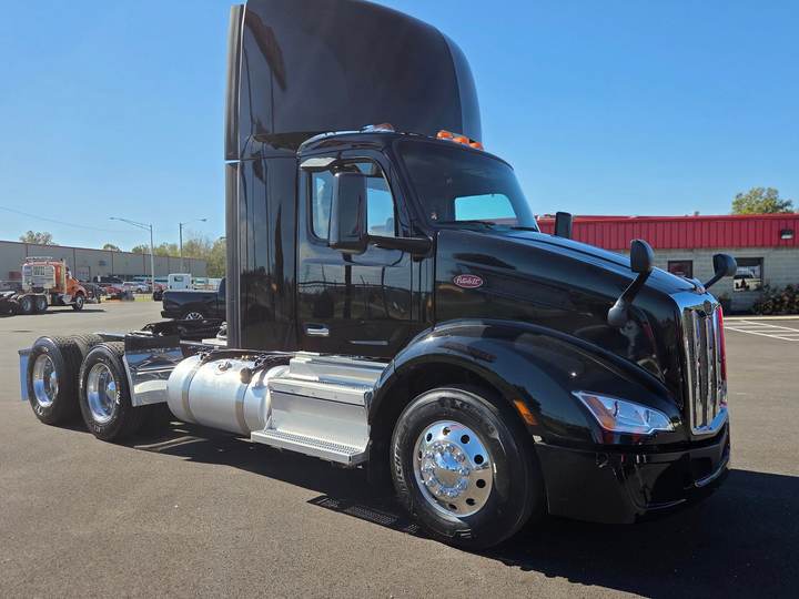 2022 Peterbilt 579 Day Cab, exterior photo 1