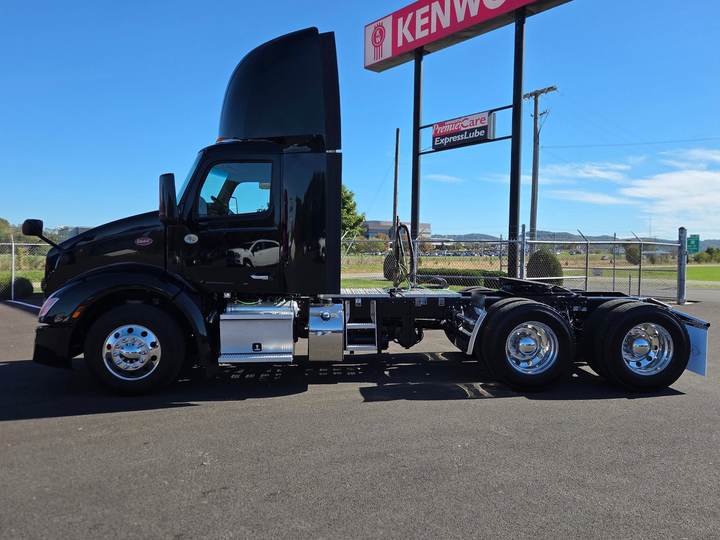 2022 Peterbilt 579 Day Cab, exterior photo 2