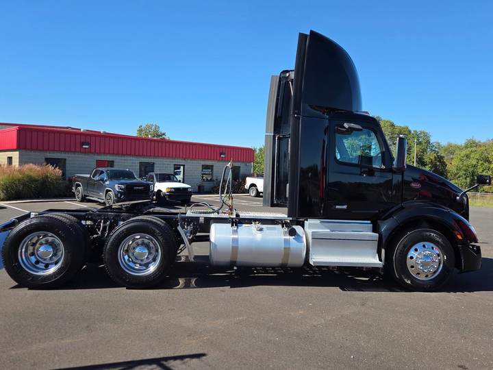 2022 Peterbilt 579 Day Cab, exterior photo 3