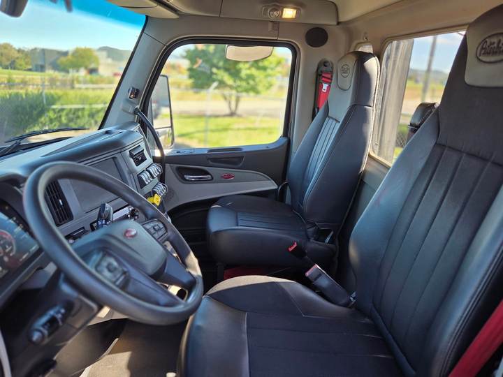 2022 Peterbilt 579 Day Cab, interior photo 5