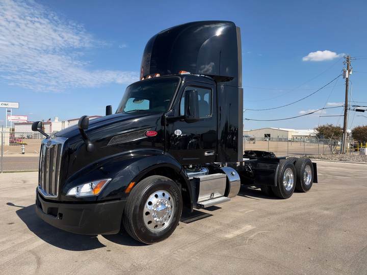 2022 Peterbilt 579 Day Cab, exterior photo 2