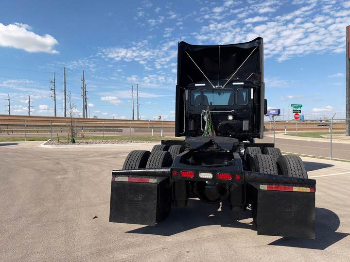 2022 Peterbilt 579 Day Cab, exterior photo 3