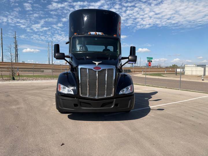 2022 Peterbilt 579 Day Cab, exterior photo 4