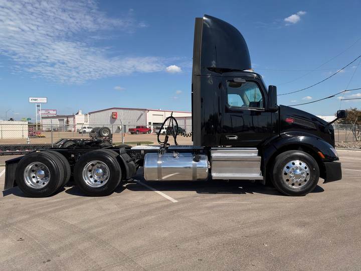 2022 Peterbilt 579 Day Cab, exterior photo 5