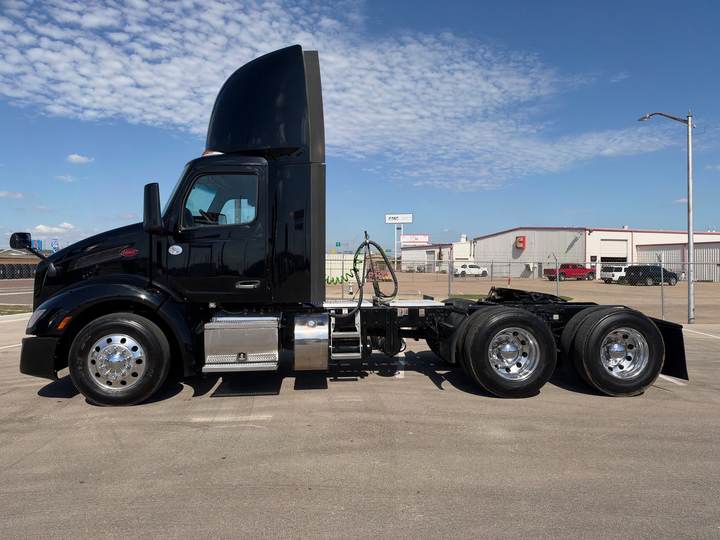 2022 Peterbilt 579 Day Cab, exterior photo 6