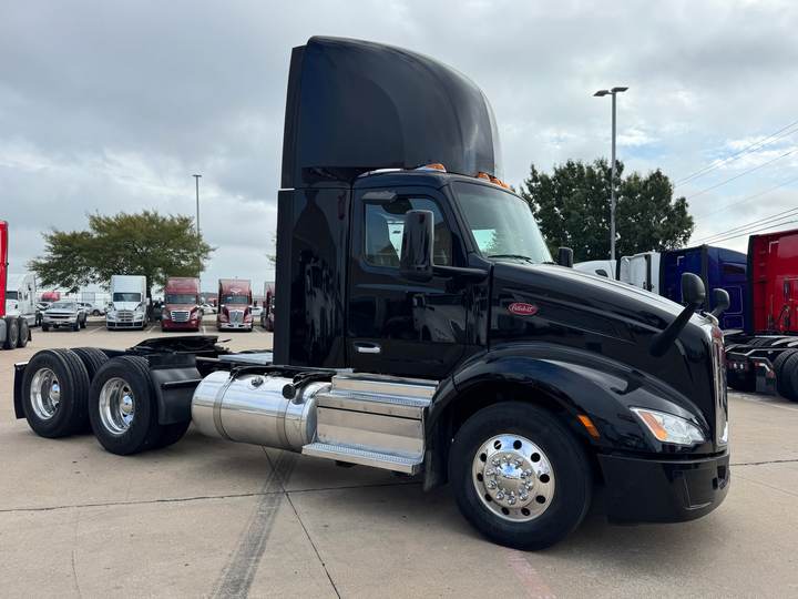 2022 Peterbilt 579 Day Cab, exterior photo 1