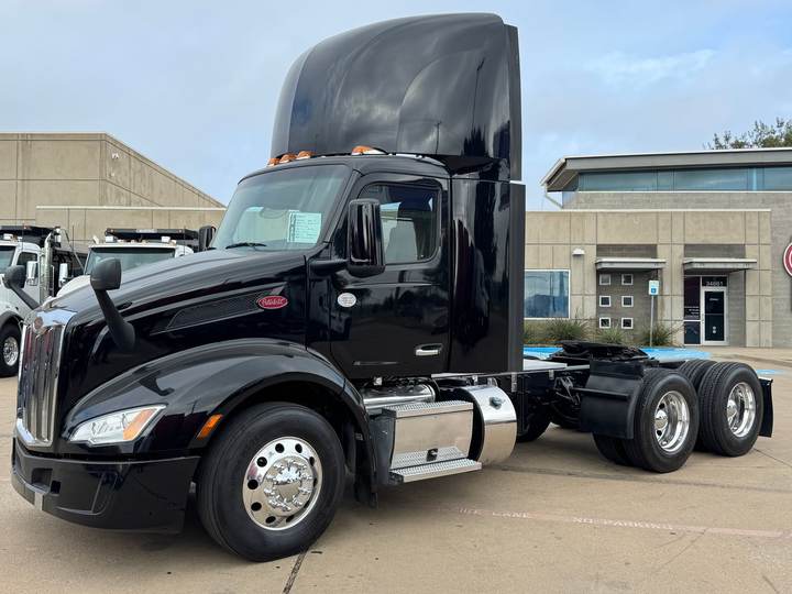 2022 Peterbilt 579 Day Cab, exterior photo 2