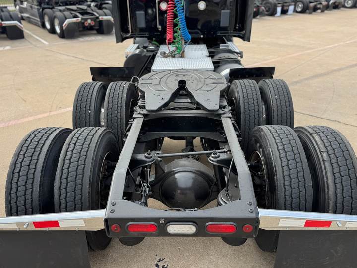 2022 Peterbilt 579 Day Cab, exterior photo 3
