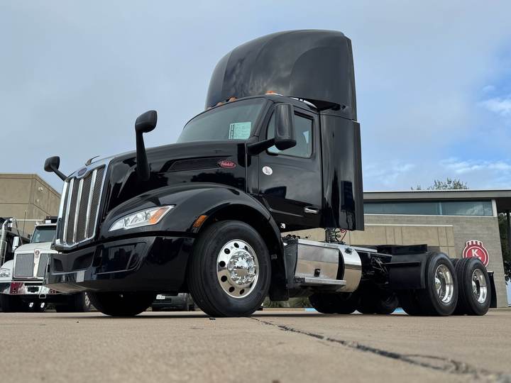 2022 Peterbilt 579 Day Cab, exterior photo 5