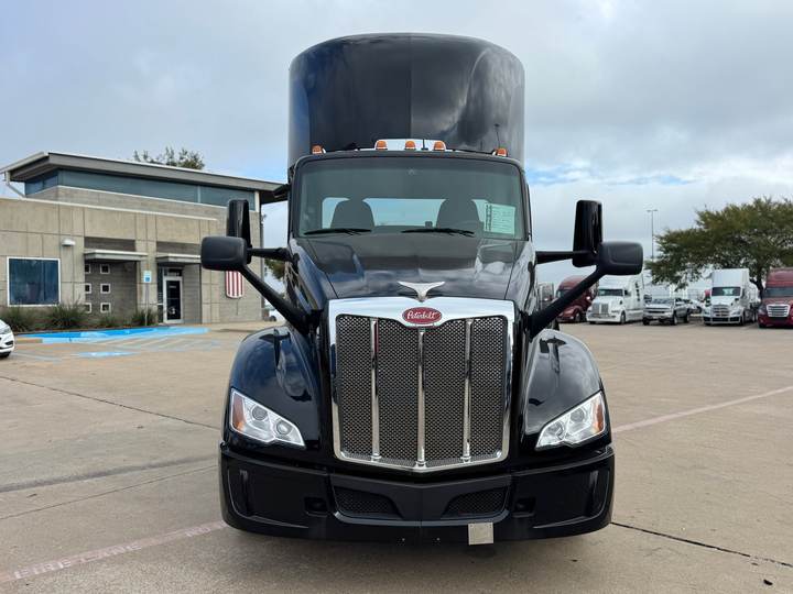 2022 Peterbilt 579 Day Cab, exterior photo 6