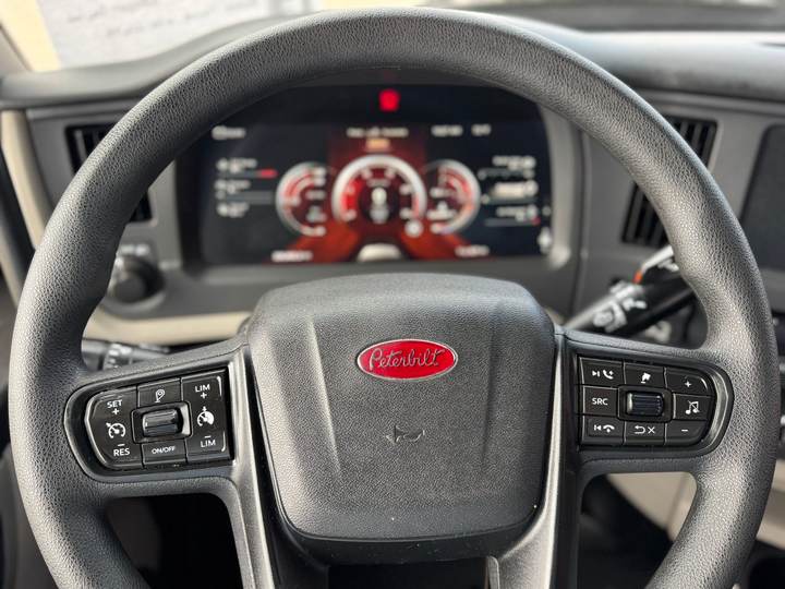 2022 Peterbilt 579 Day Cab, interior photo 7