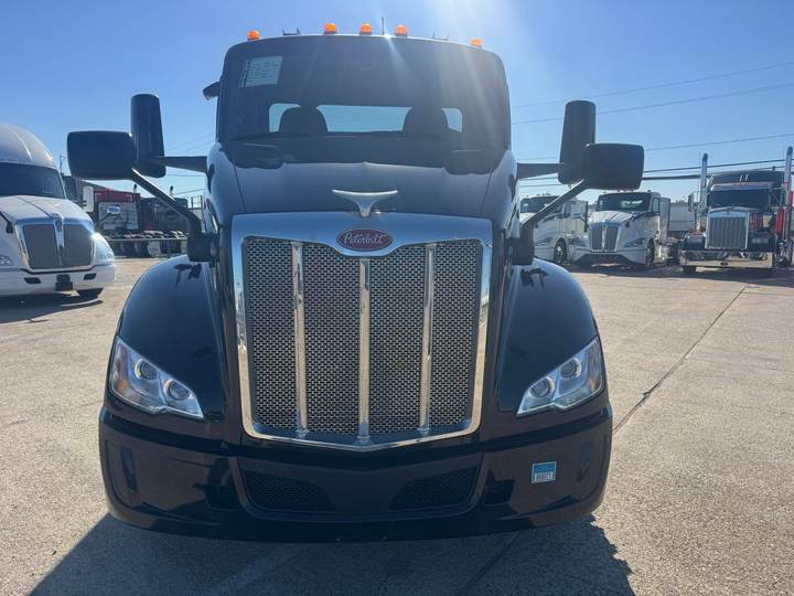 2022 Peterbilt 579 Day Cab, exterior photo 2